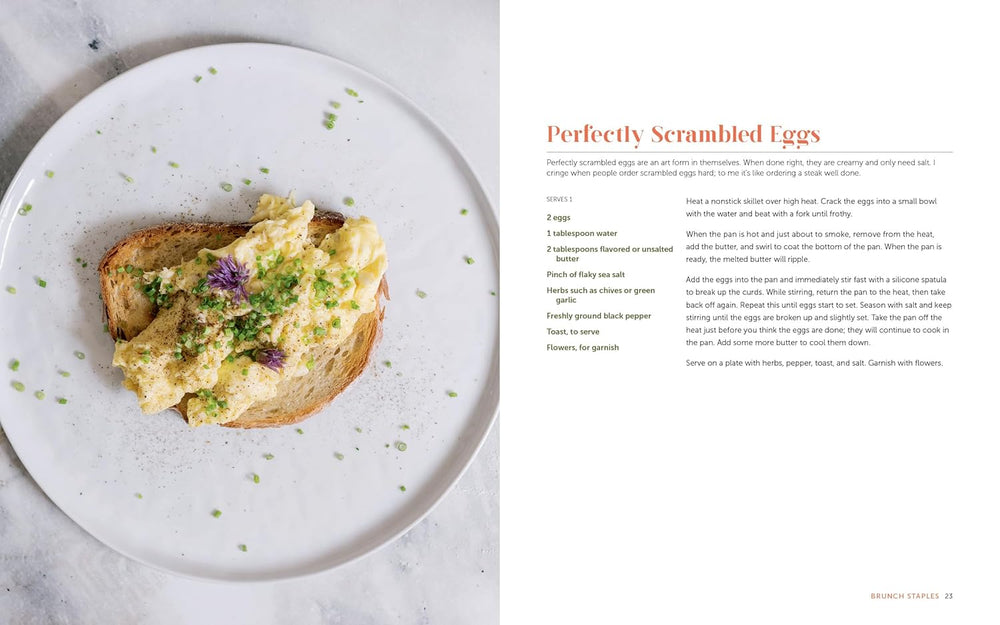 Scrambled eggs on toast with garnishes on a white plate, accompanied by text on a white background.
