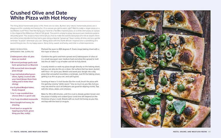 Pizza with olives and hot honey on a wooden board, accompanied by text on a white background.