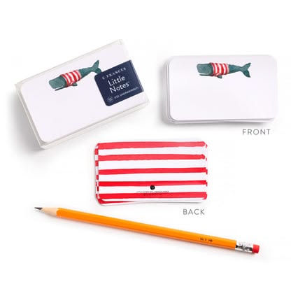 A set of white rectangular metal note cards with a blue French label on one card, shown from front and back. The back features a red and white striped design.