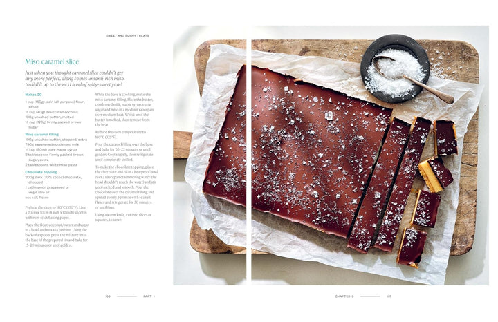 Caramel slices on a wooden board with salt and a spoon, next to text on a white background.
