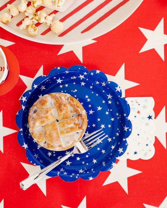 Red/Blue Sparklers Scallop Plate Set - Hank & Sylvie's